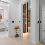 High-end Close To Old Town Lägenhet